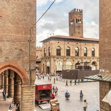Casa Isolani Piazza Maggiore 1