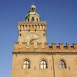 Casa Isolani Piazza Maggiore 1 4* Bologna