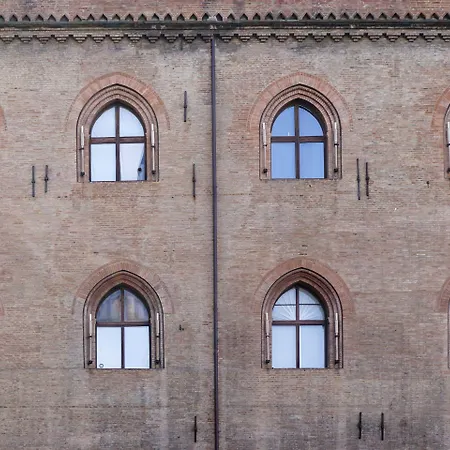 Casa Isolani Piazza Maggiore 1